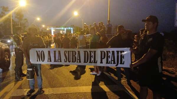 Camioneros se movilizan y exigen la exoneración de la tarifa del peaje - Nacionales - ABC Color