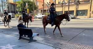 La Nación / Incendio en EE. UU.: la Policía Montada y perros buscan cadáveres en Los Ángeles