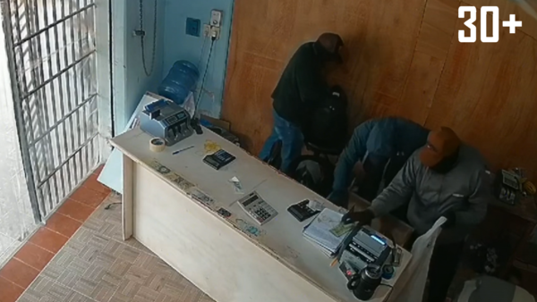 Delincuentes fuertemente armados asaltaron casa de cambios en Alberdi - trece