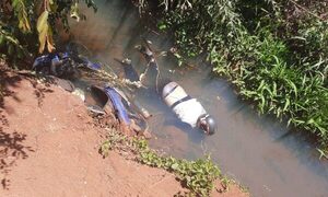 Hallaron cadáver de un hombre con casco y su motocicleta en un arroyo – Diario TNPRESS
