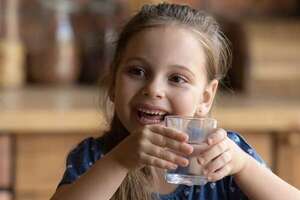 Cuidado con la deshidratación: ¿Cuántos litros de agua debe consumir un niño según su edad? - Nacionales - ABC Color