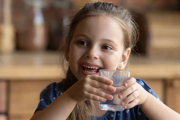 Cuidado con la deshidratación: ¿Cuántos litros de agua debe consumir un niño según su edad? - Nacionales - ABC Color
