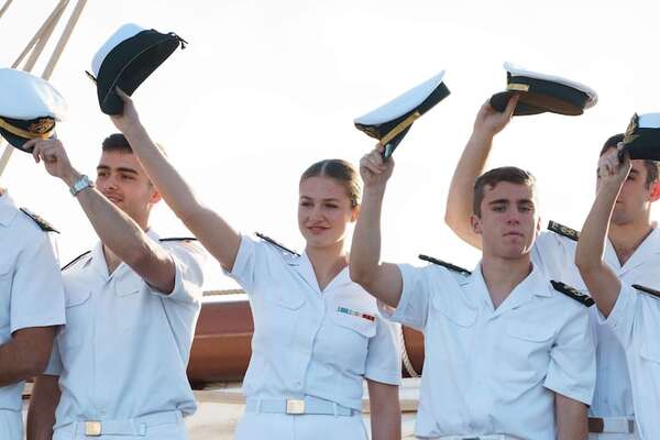 ¡Mirá las fotos de la princesa Leonor a su llegada a Tenerife en el buque Elcano! - Gente - ABC Color