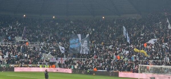 Versus / ¡El emotivo homenaje de los hinchas del Newcastle a Miguel Almirón!