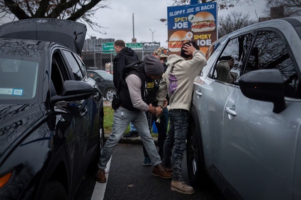 Trump iniciará redadas de migrantes el martes en Chicago - ADN Digital