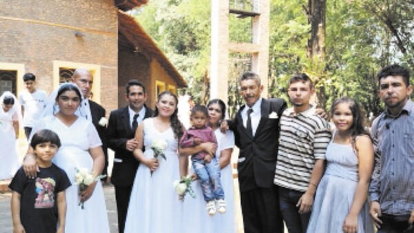 Mamá, papá y sus dos hijas dieron el sí el mismo día