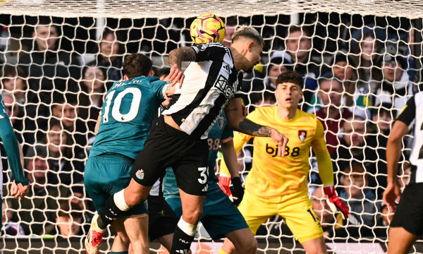 Versus / Newcastle fue humillado en casa con Almirón mirando desde el banco