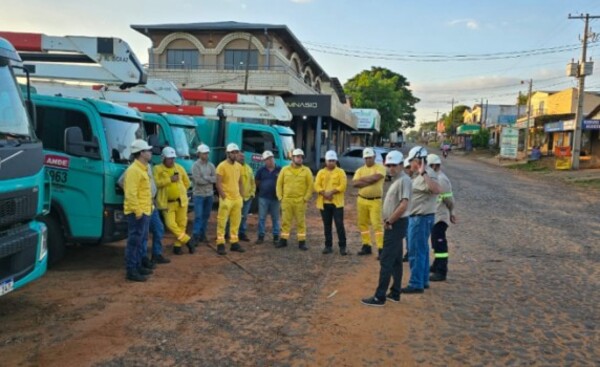 Mantenimiento de líneas de distribución eléctrica en O’Leary