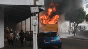 Bus arde en centro de Ñemby