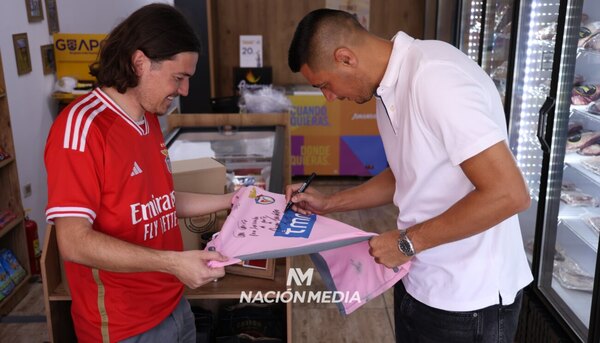 Versus / ¡Locura europea! El hincha del Benfica que llegó a Paraguay para conocer a "Tacuara" Cardozo