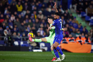 Versus / Getafe resiste ante Barcelona con Omar Alderete de inicio a fin