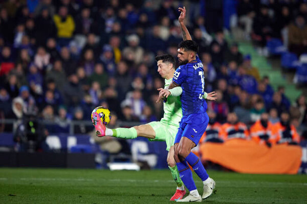 Versus / Getafe resiste ante Barcelona con Omar Alderete de inicio a fin