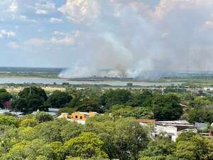 Incendio en la Costanera: bomberos siguen luchando y ya hay viviendas afectadas  - Nacionales - ABC Color
