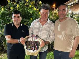 Efraín Alegre reaperece el día de su cumpleaños y aliados miran el 2028 - Política - ABC Color