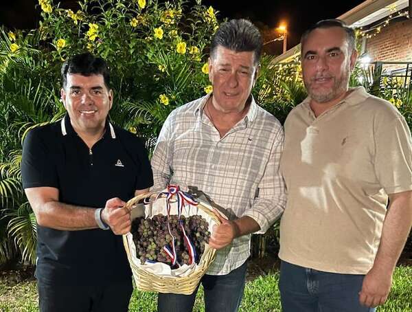 Efraín Alegre reaperece el día de su cumpleaños y aliados miran el 2028 - Política - ABC Color