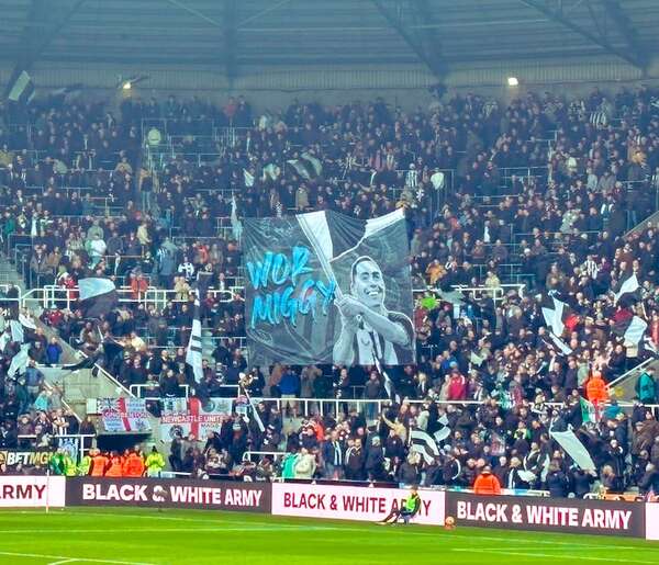 ¡Emotivo homenaje de los hinchas del Newcastle a Miguel Almirón! - Fútbol Internacional - ABC Color
