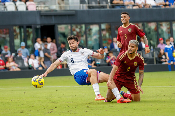 Versus / Con jugadores del plano local, Estados Unidos y Venezuela animaron un interesante amistoso