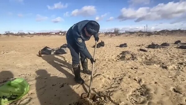 Extraen más de 2.000 toneladas de crudo de uno de los petroleros naufragados en el mar Negro