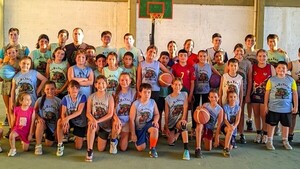 Atractiva colonia de vacaciones del baloncesto en Limpio