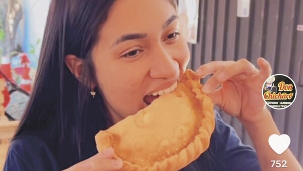 Hacen empanadas de chicharõ y son un éxito