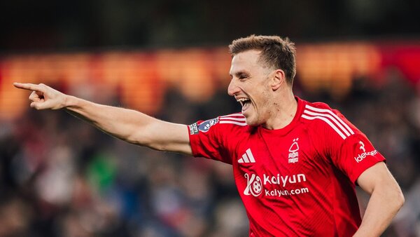 Nottingham caza al Arsenal