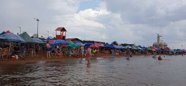 Lluvias en Encarnación no aguaron los planes de playa - Nacionales - ABC Color