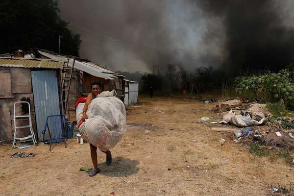 Bomberos no dan abasto y priorizan incendios cercanos a zonas pobladas - Nacionales - ABC Color
