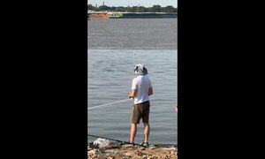 (Video) “Porque quemarse es peor”, joven improvisó un sombrero de pesca con su boxer