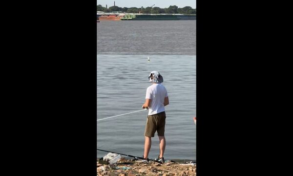 (Video) “Porque quemarse es peor”, joven improvisó un sombrero de pesca con su boxer