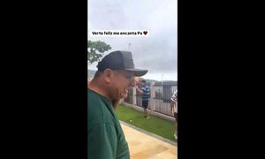 Joven lleva a su papá de 62 años a conocer el mar; mirá su reacción