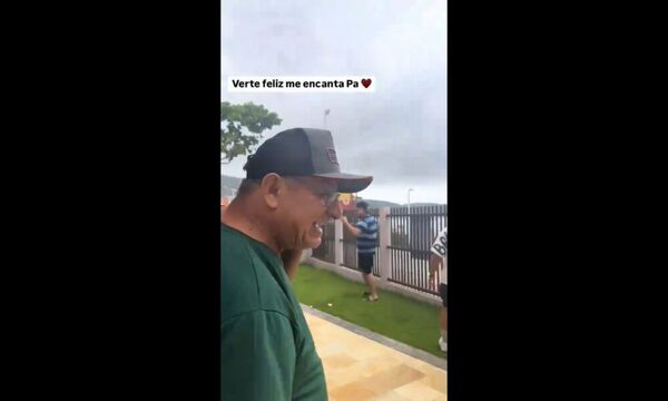Joven lleva a su papá de 62 años a conocer el mar; mirá su reacción