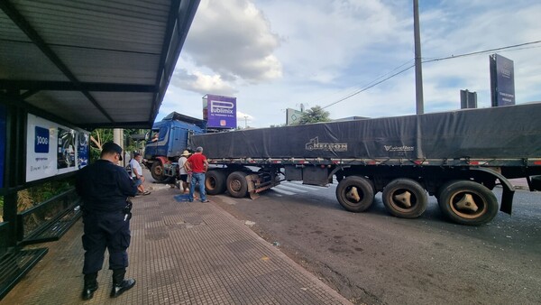 Camión perdió los frenos en pleno centro de Ciudad del Este