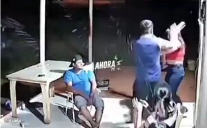 (VIDEO). Arriero infeliz golpea a su propia hermana