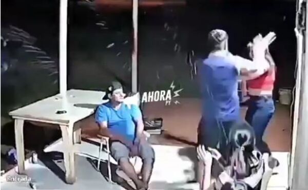 (VIDEO). Arriero infeliz golpea a su propia hermana