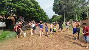 San Juan Bautista: vecinos del barrio Santa Clara, para aliviar el intenso calor, decidieron jugar al tradicional “carnaval” - Nacionales - ABC Color