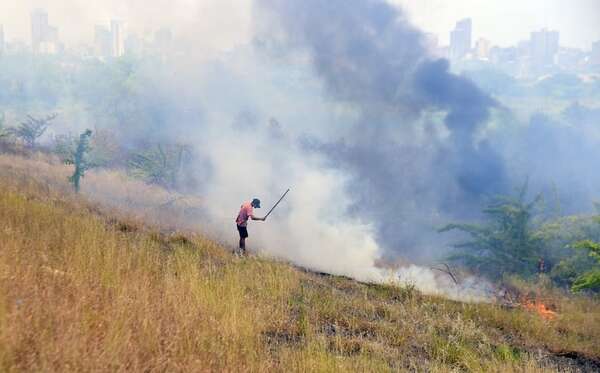 Incendio en banco San Miguel: alerta por focos de calor, que superan el promedio histórico - Nacionales - ABC Color
