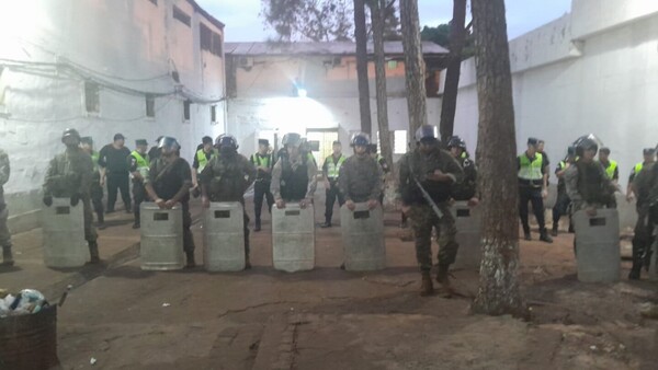 En cárcel de CDE requisan pabellón del PCC tras riña y muerte de recluso