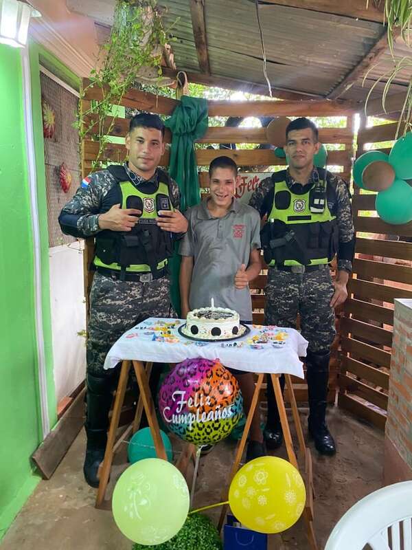 Tiago festejó su cumpleaños con sus “héroes”, agentes Lince - Policiales - ABC Color