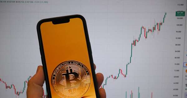 La Nación / A horas de asumir Trump, el bitcóin alcanza nuevo récord y se cotiza a USD 109.000