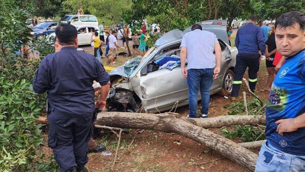 Violento choque por un árbol acaba con la vida de una madre y su hijo queda hospitalizado
