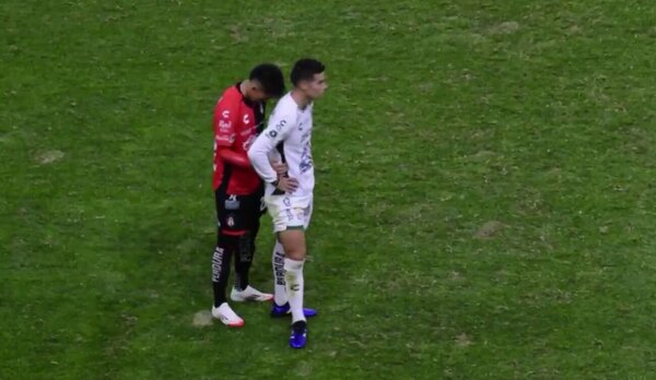 Versus / El curioso momento de un paraguayo con James Rodríguez en México