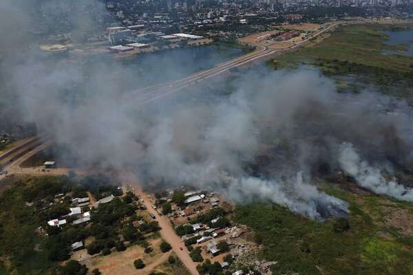 Incendio en Costanera ya fue controlado, pero humareda persiste - Nacionales - ABC Color