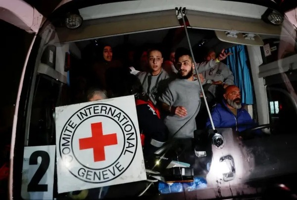 Israel libera a 90 prisioneros palestinos después de que Hamás entregara a las primeras 3 rehenes israelíes - .::Agencia IP::.