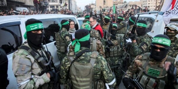Israel excarcela a 90 palestinos tras liberación de tres rehenes por parte de Hamás - 1000 Noticias