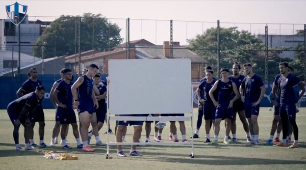 Versus / ¿Diego Martínez aún no está encontrando el once para el debut en el campeonato?