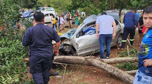 Madre muere y su hijo se encuentra grave tras chocar contra un árbol - Noticiero Paraguay