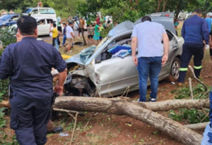 Mujer fallece tras chocar contra un árbol en Hernandarias