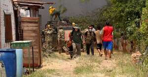 La Nación / Comuna asuncena asiste a afectados por los incendios en zona de la Costanera Norte