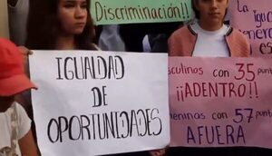 Bolonki por ingreso en el Colegio de Policías, piden más cupos para las mujeres
