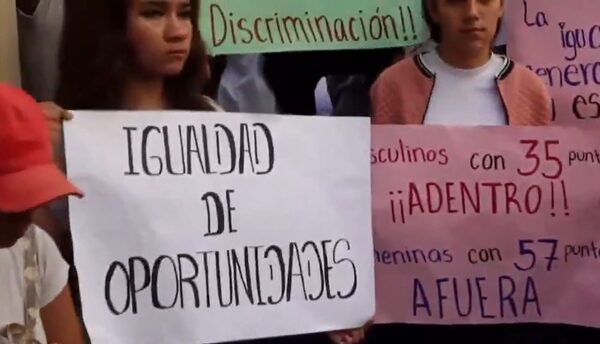 Bolonki por ingreso en el Colegio de Policías, piden más cupos para las mujeres
